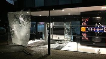 golpe a la f1: asaltaron la sede de una escuderia y se llevaron todo golpe a la f1: asaltaron la sede de una escuderia y se llevaron todo