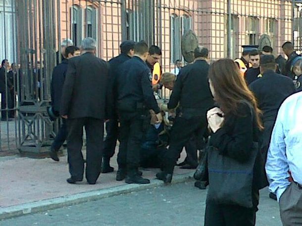 Intentaron prenderse fuego a lo Bonzo en la vereda de la Casa Rosada