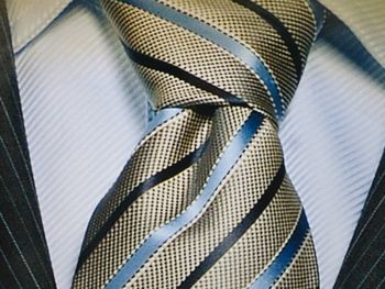 Cómo hacerse el nudo de corbata en 10 segundos