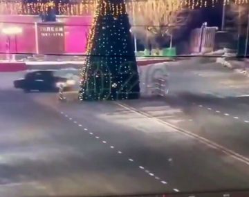 Polémica por un Grinch que derribó un árbol de Navidad en Kazajistán