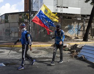 Imagen de los enfrentamientos entre manifestantes opositores y la Guardia Nacional Bolivariana