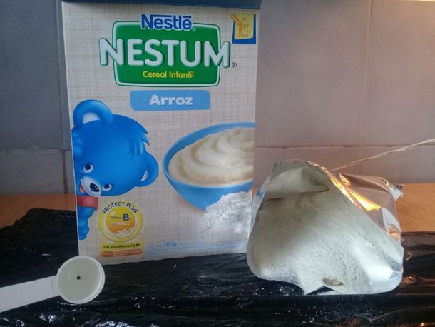 Compró un alimento para bebé y encontró un insecto vivo dentro de la caja