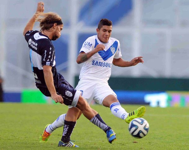 Vélez dio una exhibición de fútbol y goles ante Gimnasia y sigue al acecho