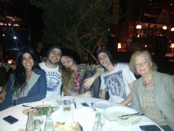 Muy familiar: la primera foto de Violetta y Peter Lanzini juntos en un festejo íntimo