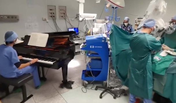 Operaron a un nene de 10 años mientras un doctor tocaba el piano