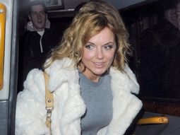 Geri Halliwell, de paseo por la noche londinense Geri Halliwell, de paseo por la noche londinense