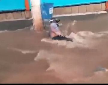 Una alcantarilla casi se traga a un motociclista