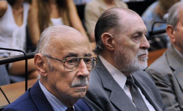 El fallecido dictador Jorge Rafael Videla y el represor Jorge Magnacco quien asistió el parto en que nació Victoria Donda, en la ESMA.