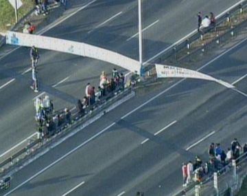Manifestantes cortan en el Camino del Buen Ayre