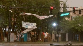 El huracán Isaías tocó tierra en Estados Unidos y causó destrozos El huracán Isaías tocó tierra en Estados Unidos y causó destrozos