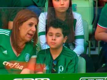 La imagen del fin de semana: le relató el partido a su hijo ciego y conmovió a todos