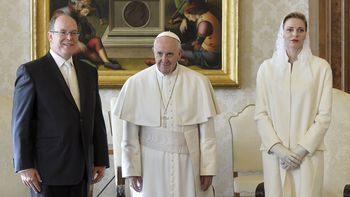 el papa francisco recibe al principe de monaco y a su esposa el papa francisco recibe al principe de monaco y a su esposa