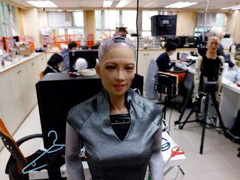 Fabricarán más unidades de Sophia, la robot que prometió destruir a la humanidad