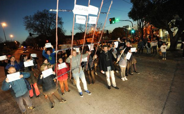 Vecinos de Tolosa en una de sus marchas contra la inseguridad (foto: gentileza diario El Día)