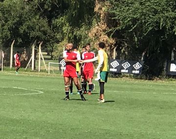 El saludo de Verón con los jugadores de Aldosivi al final del amistoso
