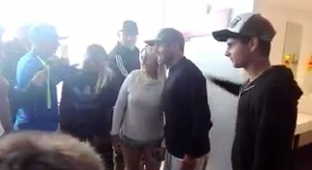 La reacción de un fanático que no se pudo sacar la foto con Tevez