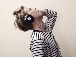 ¿Escuchás música fuerte? Mil millones de jóvenes pueden perder la audición