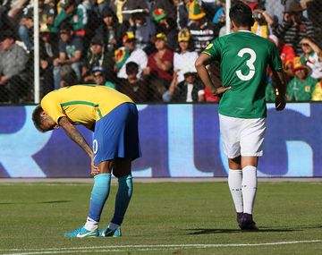 Neymar, exhausto, busca algo de aire en medio del partido