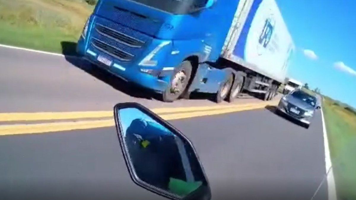 Video: un motociclista se salvó de milagro de un choque frontal en la ruta