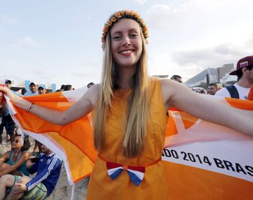 Las bellezas argentinas y holandesas calentaron la semifinal en San Pablo