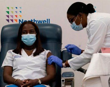Coronavirus: una enfermera recibe la vacuna de Pfizer en Estados Unidos