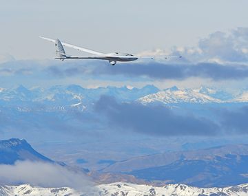 Un planeador de ciencia ficción busca un récord mundial en El Calafate