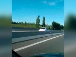 Manejó a 120 kilómetros por hora a contramano en una ruta