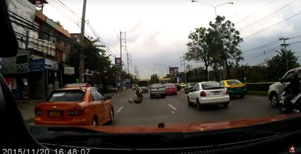 Karma instantáneo: iba en una moto, le pegó una patada a un taxi y se cayó