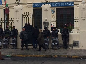 Acceso militarizado y restringido: así sesiona el Concejo en Lanús