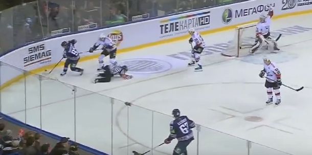 VIDEO: Un árbitro de hockey sobre hielo murió tras un discazo