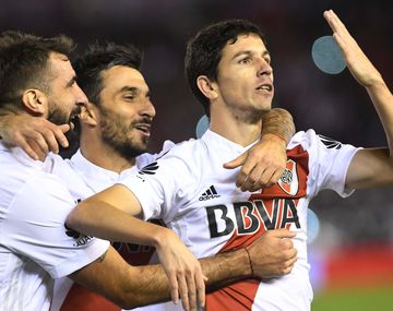 Lucas Pratto, Ignacio Scocco y Nacho Fernández festejan el primer gol del Millonario