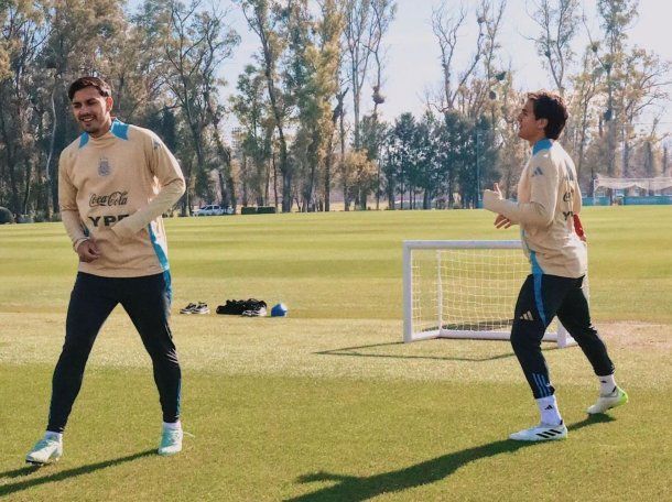 Mientras lo esperan en Boca, Leandro Paredes se entrenó en Ezeiza junto a Dybala