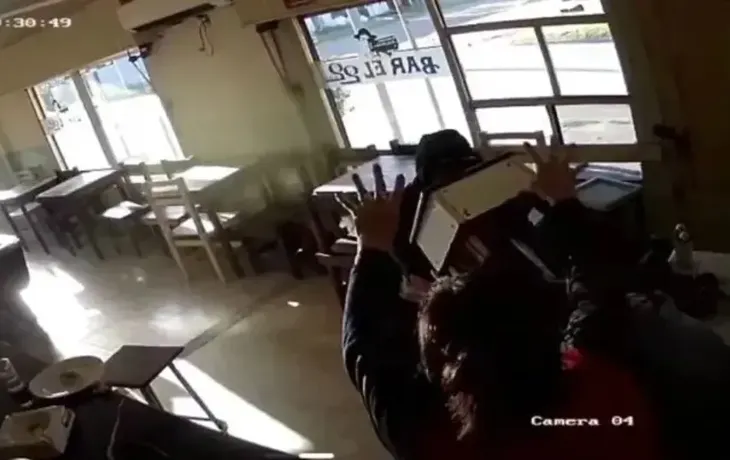 El momento en el que delincuente comenzó a golpear al comerciante.