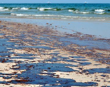 Fuertes olas provocaron derrame de petróleo y afectaron las costas de Perú