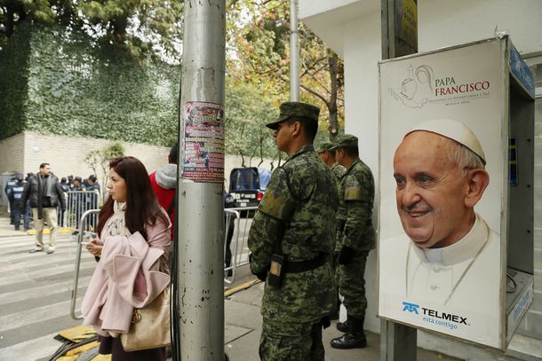 El Papa llega a México rodeado de un fuerte operativo de seguridad