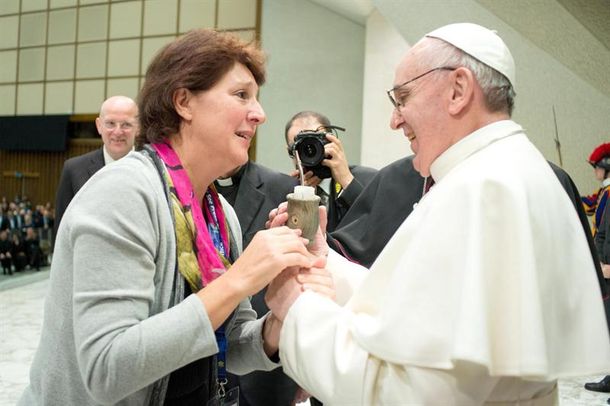 El tradicional regalo que le hizo una periodista argentina al papa