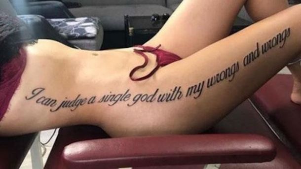 Se hizo un enorme tatuaje en inglés pero un error en la traducción la dejó en ridículo