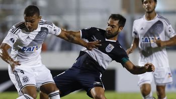 Fabián Rinaudo de Gimnasia disputa el balón Fabián Rinaudo de Gimnasia disputa el balón