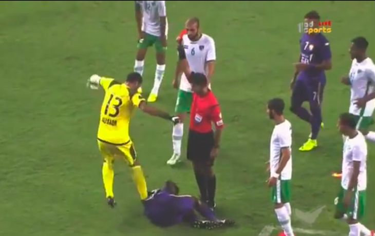 VIDEO: Le pisaron la pelota, no lo soportó y descargó su furia contra el rival