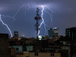 ¿Cómo se genera una descarga eléctrica?