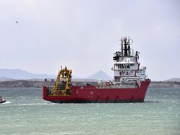 El Sophie Siem comienza a dejar atrás el puerto de Comodoro para dirigirse a la zona marítima patagónica donde se busca al ARA San Juan. El Sophie Siem comienza a dejar atrás el puerto de Comodoro para dirigirse a la zona marítima patagónica donde se busca al ARA San Juan.