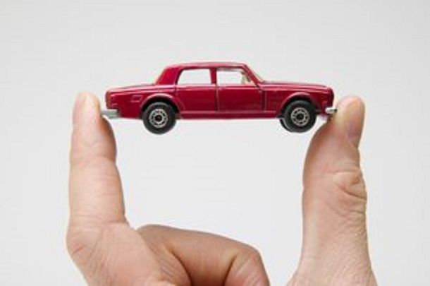 Se ganó un auto 0km pero le entregaron uno de juguete