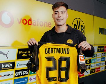 El futuro de Anselmino no estaría en el Dortmund: las lesiones que lo complican