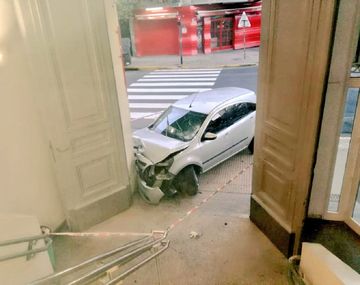 Así quedó el vehículo tras impactar contra el Hospital de Niños