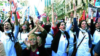 los docentes bonaerenses marchan para exigir mas fondos los docentes bonaerenses marchan para exigir mas fondos