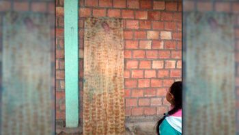 conmocion en san juan: aparecio la imagen de la virgen en una casa conmocion en san juan: aparecio la imagen de la virgen en una casa