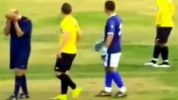 video: un arbitro se puso a llorar por los insultos de los hinchas video: un arbitro se puso a llorar por los insultos de los hinchas