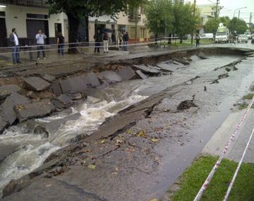 Trabajan en Ramos Mejía para arreglar el enorme cráter que dejó la tormenta