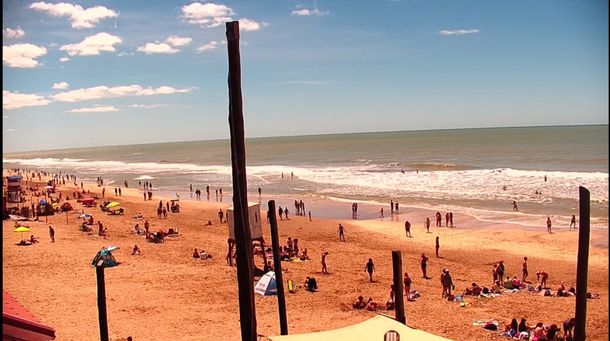 Con foto de la playa semivacía, empresa de churros celebró aluvión de turistas en la Costa: duras respuestas