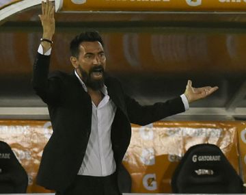 Arde Huracán: el DT Domínguez